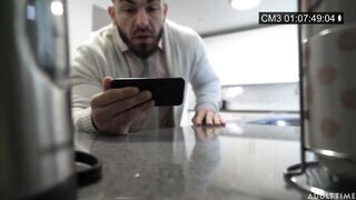 Az óriás keblű bejárónő meghágva