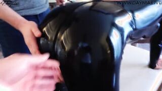 Latex ruhás anyukát ánuszba kettyintenek