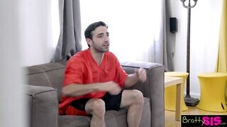 A csinos fiatal csaj tv nézés helyzett szopna