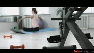 Jogázó tinédzser nőcit baszik ánuszba az edő