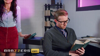 Brazzers - Valentina Bianco óriási kukacot kap
