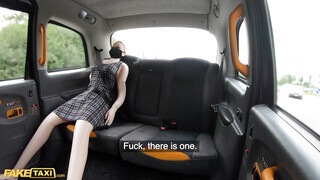 Fake Taxi - Kitetovált popós gádzsi lovagol