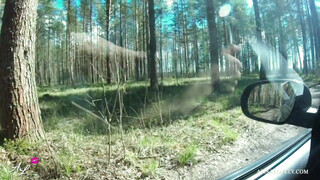 Tinédzser barinő a kocsiban kupakol
