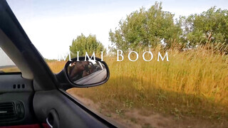 Kívánatos fiatal barinő a kocsiban cumizik