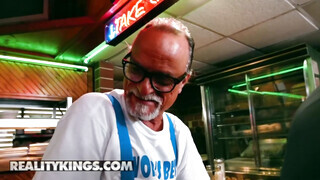 Reality Kings - Sadie Pop a luvnya zsenge csaj