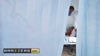 Brazzers - Bonnie Rotten hátsó kapujában az óriás pöcs