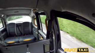 Fake Taxi - Alice Judge segg lyukba reszelve a taxiban