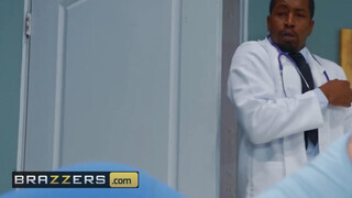 Brazzers - Nina Dee ánuszát a doktor kufircolja