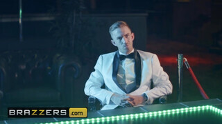 Brazzers - Blanche Bradburry óriási rúdat kap a valagába