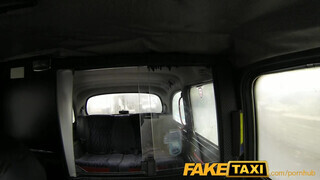 FakeTaxi - tetkós csaj megdugva a hátsó ülésen