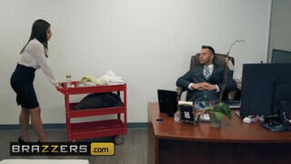 Brazzers - Ella Knox az óriás cickós kolumbiai maca