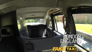 FakeTaxi amerikai félvér szuka kamatyolni akar