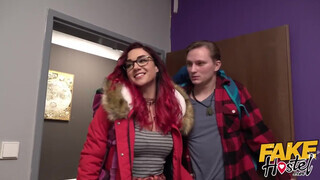Zsenge gádzsi kikezd a szobatársával - Fake Hostel