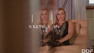 Nikky Dream kívánatos ruhában peckezik