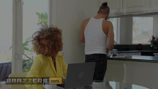 Brazzers - Demi Sutra befogadja a fehér rúdat