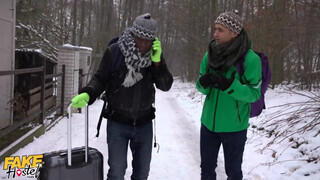 Hatalmas kannás tinédzser szuka és a turista srácok - Fake Hostel