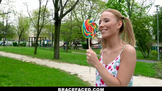 BraceFaced - foncsikos és fogszabályzós tinédzser gádzsi