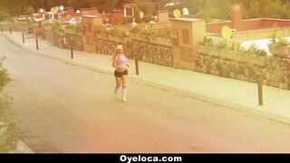 OyeLoca - Blondie Fesser a termetes tőgyes spanyol