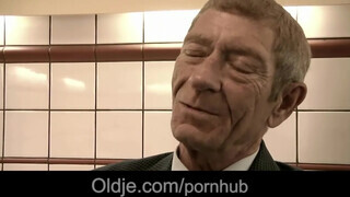 Magyar pornós maca hancúrozik vén sráccal - Oldje
