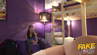 Három lezbi csaj kényezteti egymást - Fake Hostel
