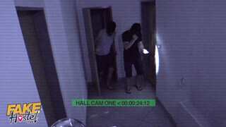 Zsenge bigét kúrnak a rabló srácok - Fake Hostel