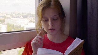 ULTRAFILMS - csinos zsenge szuka begerjed egy könyvre