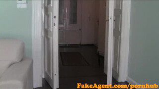 FakeAgent rettentő aranyos fiatal maca és a szűk pici puncikája