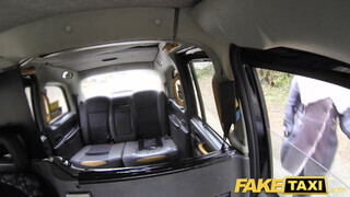 Tetkós ribancok popó lyukba tolva - Fake Taxi