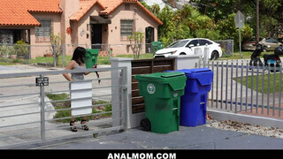 Nadia White tinédzser palival kefél - Anal mom
