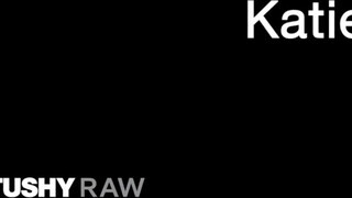 TUSHYRAW - Katie Kush keményen segg lyukba repedtsarkú
