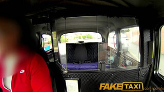 FakeTaxi - Anna Darling kupakol a sofőrrel