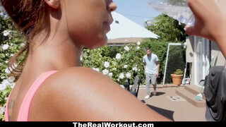 TheRealWorkout - fekete csábító fitness vlogger videója