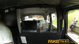 Faketaxi - szőrös pinájú milf szuka közösül egyet