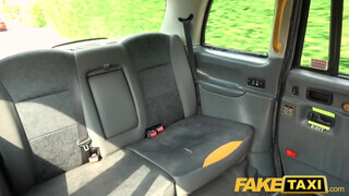 Fake Taxi - Rhiannon Ryder hímvesszőt akar a fenekébe