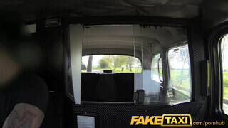 FakeTaxi - ártatlan kicsike fiatal nőci és a vastag nyeles aszpirin