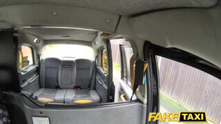 Fake Taxi - Rina Ellis a vonzó sulis maca