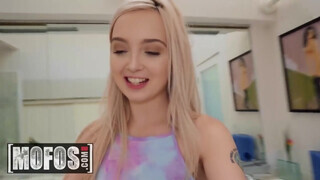 MOFOS - Lexi Lore derekasan popóba kurelva