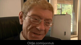 Vén fütykös és a tinédzser titkárnője