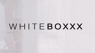 WhiteBoxxx - Naomi bevállalja a termetes rúdat