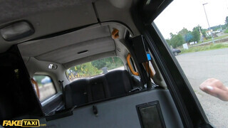 Fake Taxi - Nikki Riddle a repedtsarkú turista bige