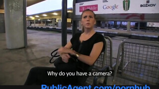 PublicAgent - vonatra váró szomorú gádzsi