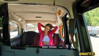 Fake Taxi - Sportos maca meghágva a taxiban