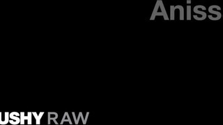 TUSHYRAW - Anissa Kate valagába pöcst tolnak