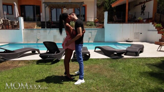 MOMxxx - Tina Fire a gigászi tőgyes néger milf