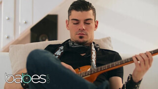 Babes - Mia Evans reszel a gitáros fószerrel