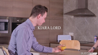 Kiara Lord benyeli a bájdorongot