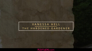 Karups - Vanessa Hell a kicsike kannás milf