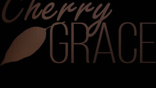 Cherry Grace a méretes seggű csajszika