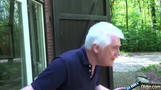 Bájos csajszi imádja idősebb férfiakkal a szexet és érezni a farkukat magában