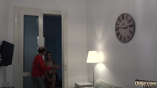Idős férfi megdugja a bűbájos macát és a lábára élvez